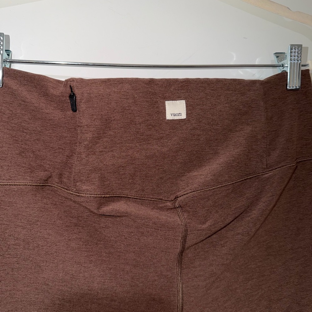 Vuori Clean Elevation High Waist Bike Shorts in Chocolate Heather - Size XL - Picture 2 of 4